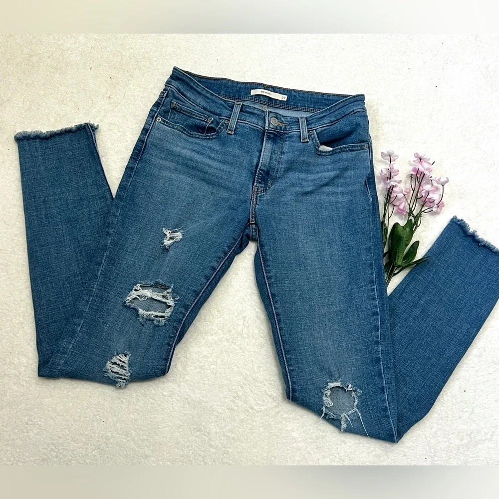 Levi's Light Wash 711 Distressed Skinny Jean - Size 27